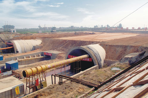 2d3f9298ea4e8effcaaf5938a436f838 三一V8系车载泵、C9系混凝土泵车在厦门翔安隧道施工现场