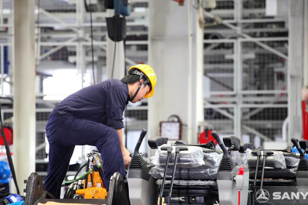 b8f181aa106cc1e18a833d12b3f7adc8 老司机都必须掌握的液压挖掘机的行驶和转向